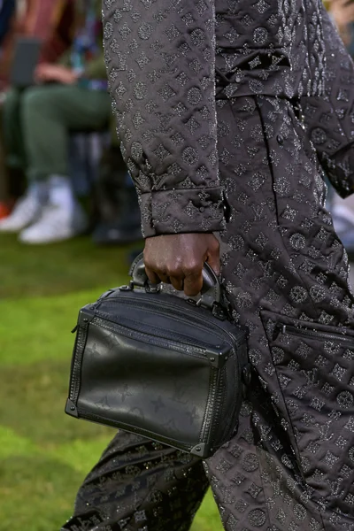 Look 11